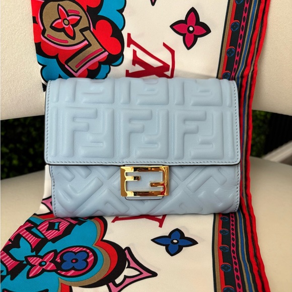 🔥RARE🔥 FENDI Medium Wallet - Picture 6 of 11